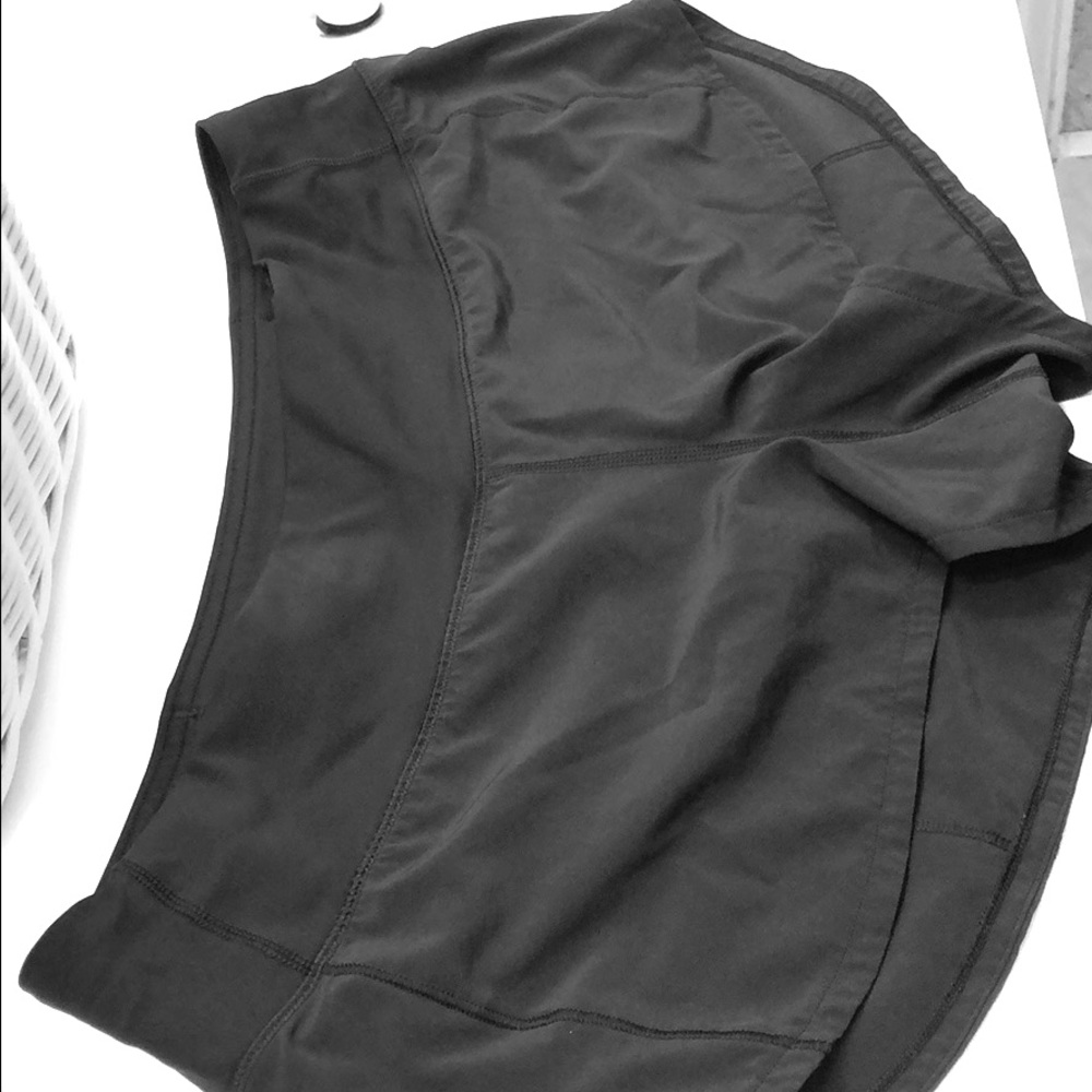Lulu lemon size 8 black speed up short
